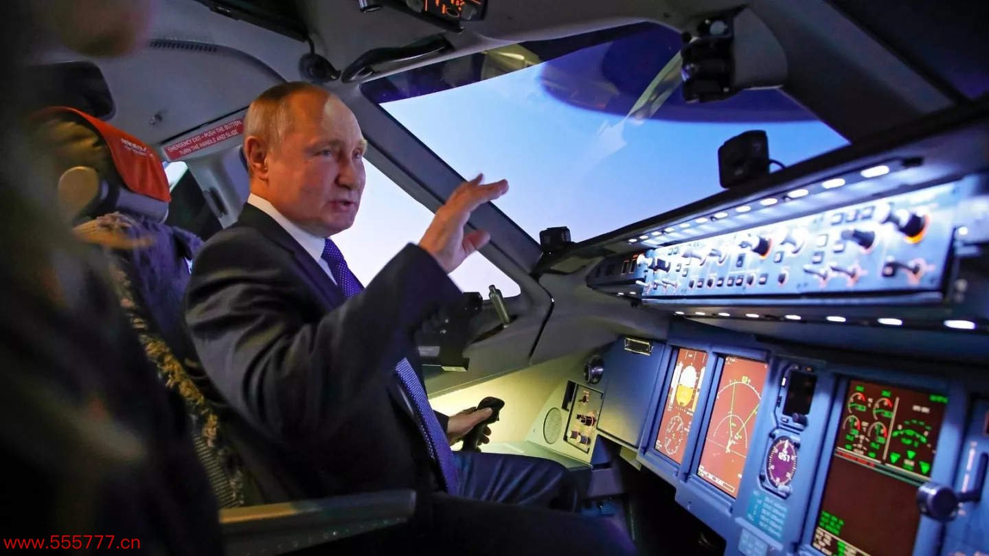2022年5月，普京参不雅俄国外航空公司航空学校时坐在模拟驾驶舱内（好意思联社）